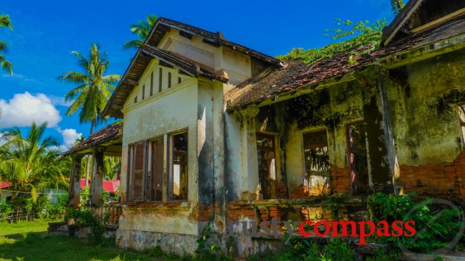 Fading French colonial mansion, Don Khone