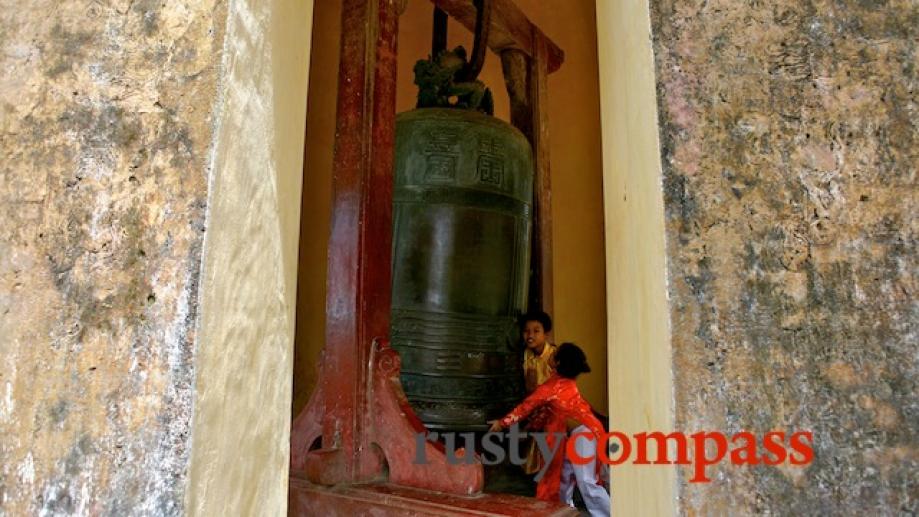 Kids play at the huge bell, Thien Mu Pagoda
