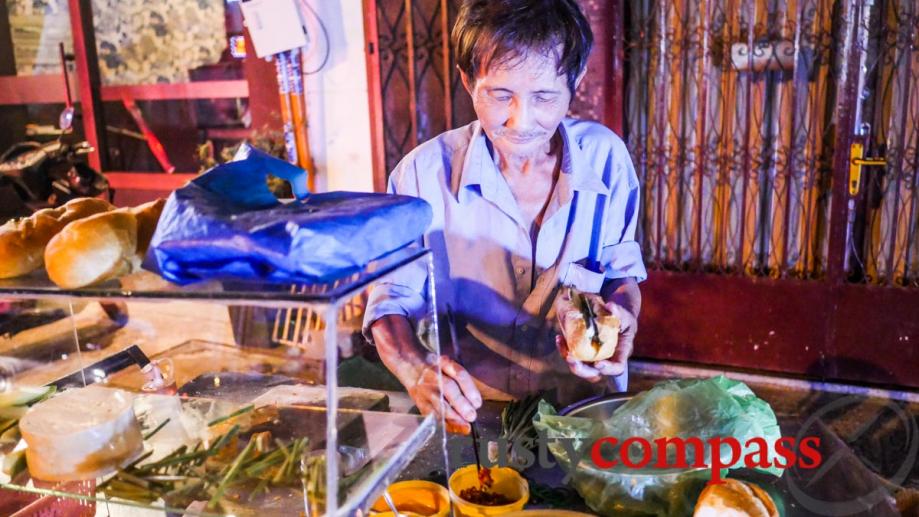 Saigon living treasure: Mach Chay's banh mi stand