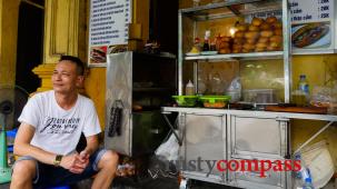 The Tripadvisor effect - Two Hanoi Banh Mi stalls 