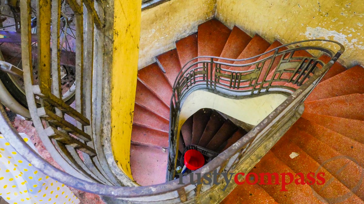 The curves of the Nguyen Van Hao building, Saigon