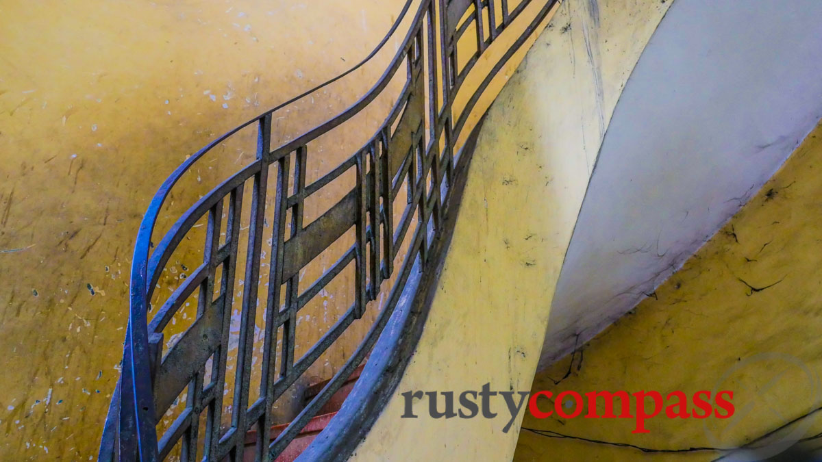 The curves of the Nguyen Van Hao building, Saigon