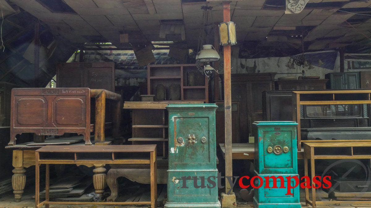 The antique furniture store, Pasteur St, Saigon The antique furniture store, Pasteur St, Saigon