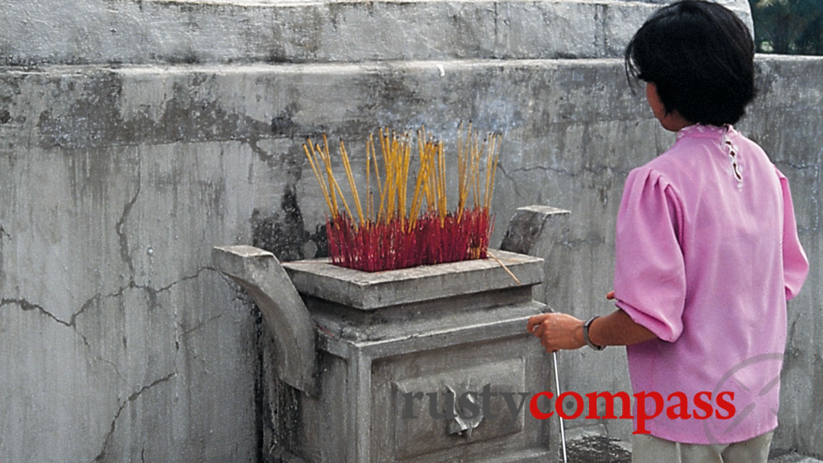 Ms Huong places incense at the My Lai Memorial in March 1993.