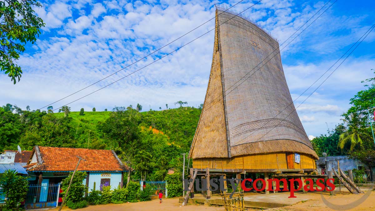 Nha Rong communal house, Kontum