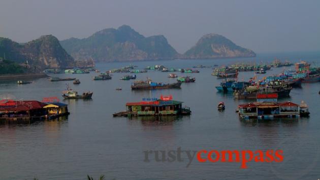 The harbour, Cat Ba town