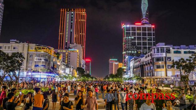 Crowds descend on a new walking space in downtown Saigon each night. Nguyen Hue St.