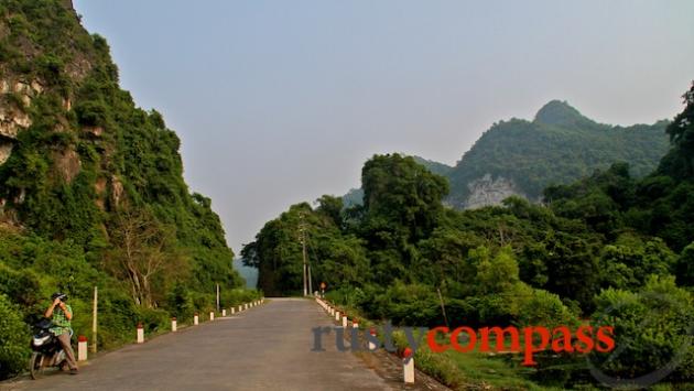 On the road, Cat Ba