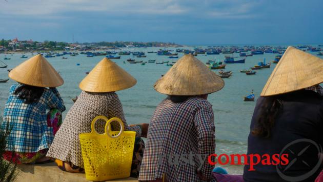 Waiting for the fishing boats to return. Ham Tien