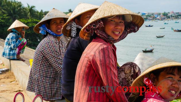 Waiting for the fishing boats to return. Ham Tien