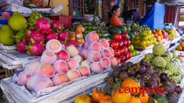 Pomelo, dragon fruit, mangostine, custard apple and more at Hoi An market