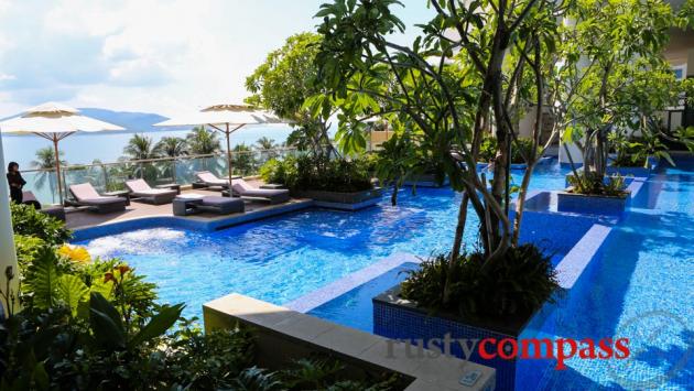 Intercontinental Hotel, Nha Trang - poolside