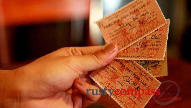 Diners pay with coupons. Mau Dich 37