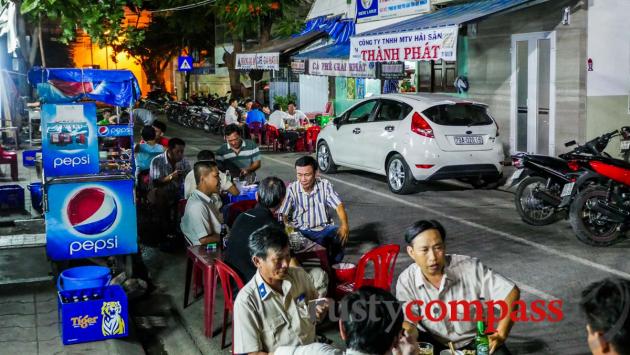 Street eating - Pham Ngu Lao St, Nha Trang