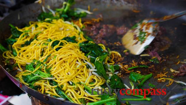 Eating on the street, Phnom Penh