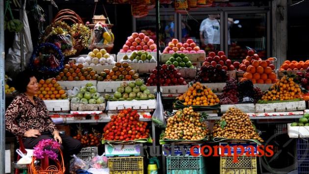 Fruit stall at Psar Thmei market