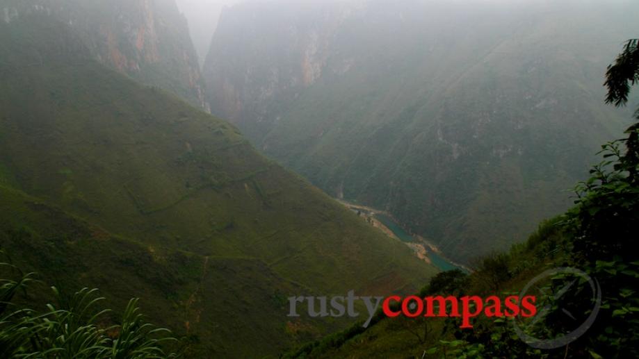 The drive between Dong Van and Meo Vac is said...
