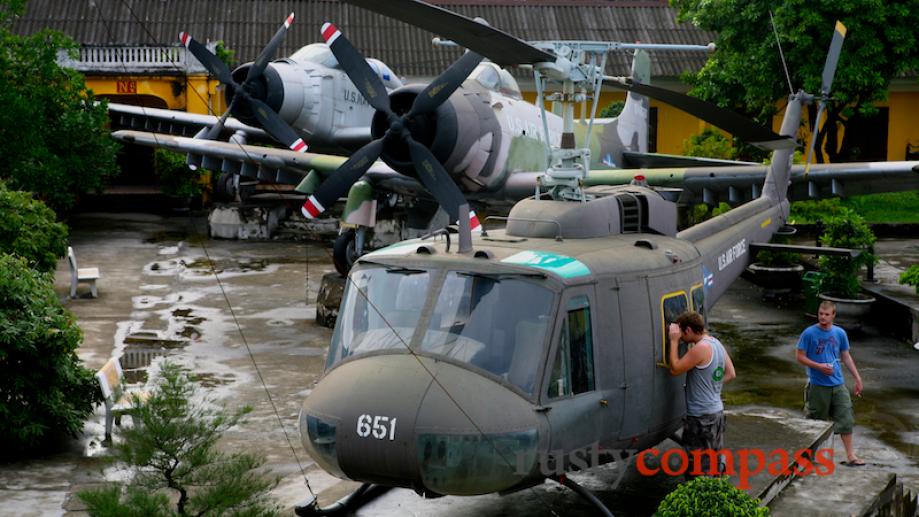 Young backpackers inspect American aircraft in the museum grounds.