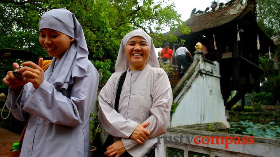 Buddhist nuns at the One Pillar Pagoda.