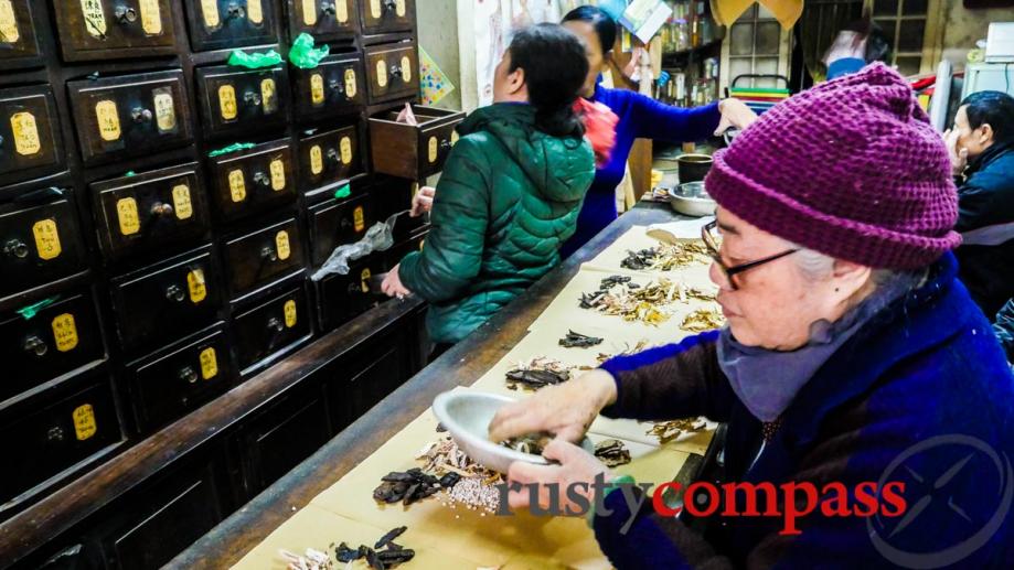 Chinese medicine, Thuoc Bac. Old Quarter Hanoi