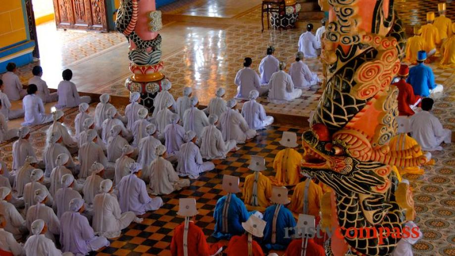 Midday service, Cao Dai Temple