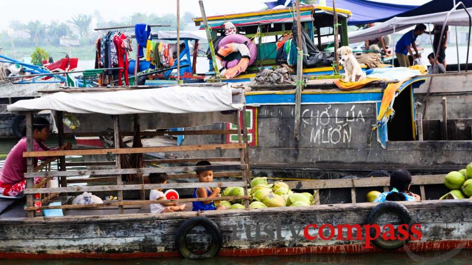 A family affair - Chau Doc's floating market