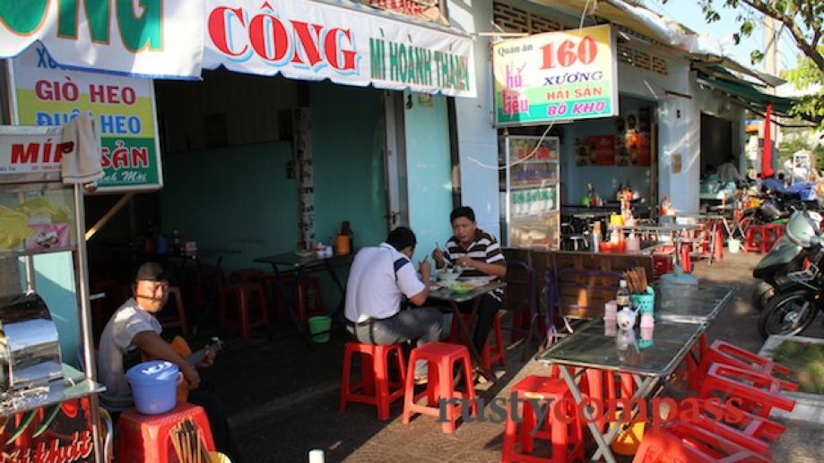 Ben Tre riverfront. Hu tieu stall.