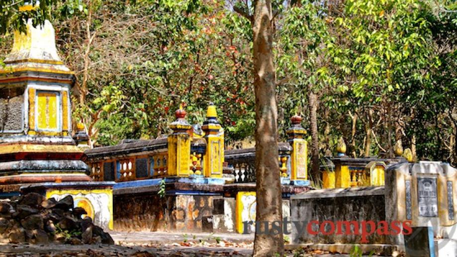 Mac Cuu's family tombs, Ha Tien