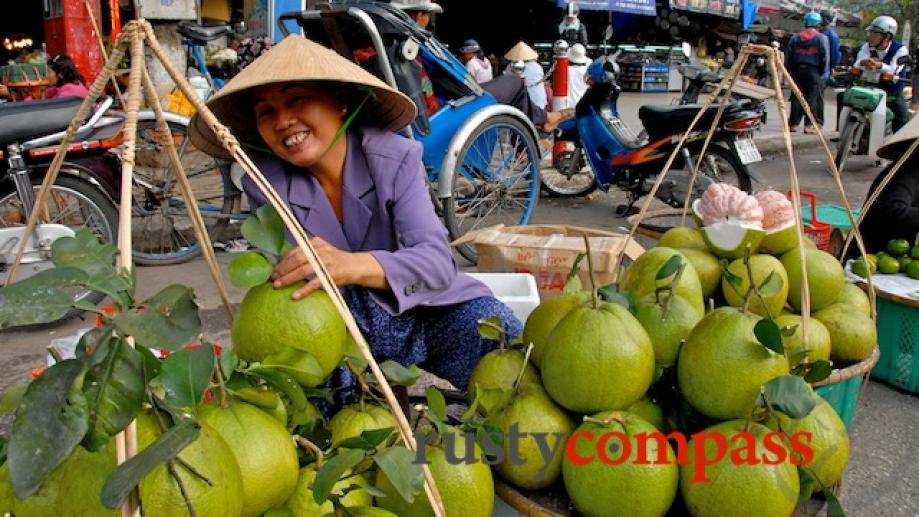 Selling pomelo at Hue's Dong Ba Market