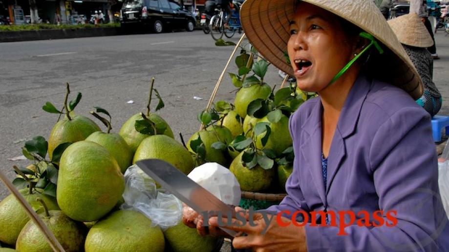 Pomelo seller, Dong Ba market Hue