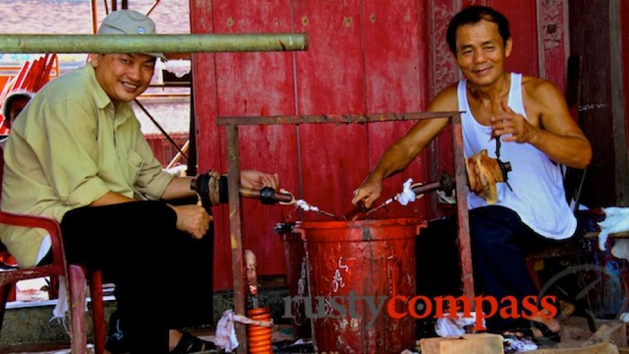 Restoring Dong Khanh's tomb.