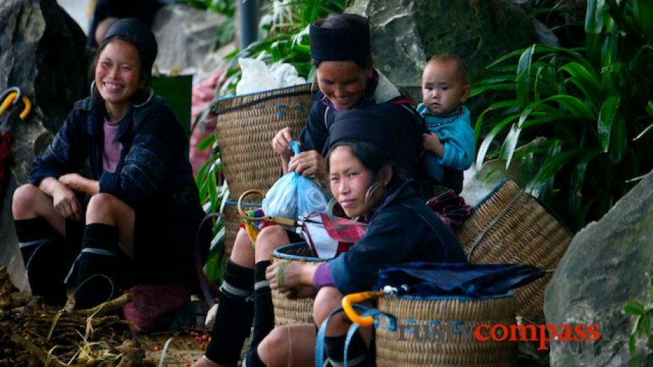 Black Hmong women selling on the streets of Sapa