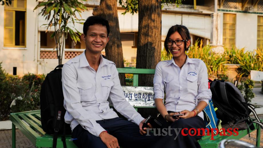 A young couple at Lycée Sisowath, Phnom Penh