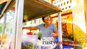 Hue food tips: bun thit nuong noodles